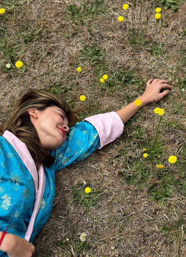 Bawahan busana berupa sarung, juga dari kain tenun, yang dililitkan. Foto: Instagram/@lunamaya