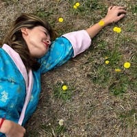 Bawahan busana berupa sarung, juga dari kain tenun, yang dililitkan. Foto: Instagram/@lunamaya