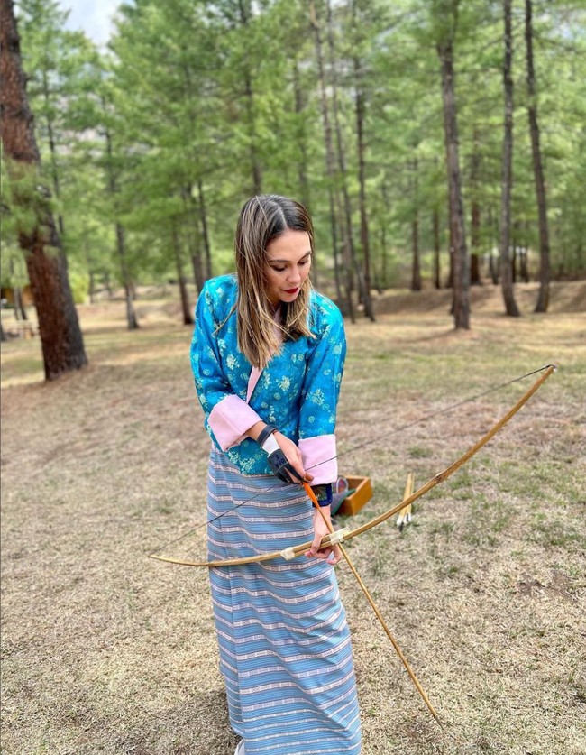 Kira juga dilengkapi dengan baju luaran berupa jaket pendek atau disebut toego. Biasanya memiliki desain atraktif bergambar bunga dengan warna-warna cerah. Foto: Instagram/@lunamaya