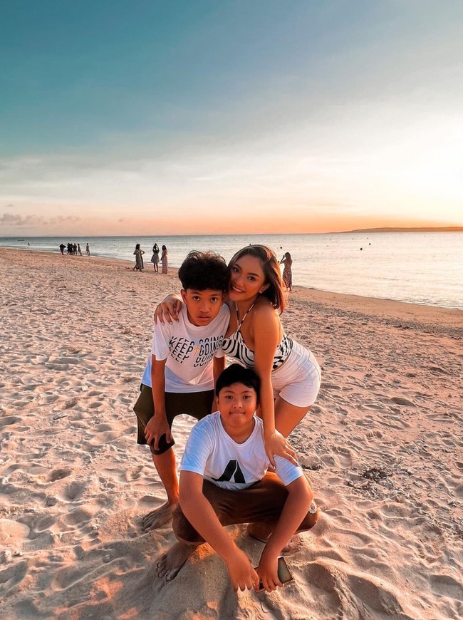 Baru-baru ini Marion Jola kembali mencuri atensi melalui penampilannya yang seksi saat berlibur ke sebuah pantai di Kupang. Mengenakan pakaian tanpa lengan dan celana pendek, Marion tampak memperlihatkan kulitnya yang eksotis. Foto: Instagram/@lalamarionmj