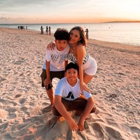 Baru-baru ini Marion Jola kembali mencuri atensi melalui penampilannya yang seksi saat berlibur ke sebuah pantai di Kupang. Mengenakan pakaian tanpa lengan dan celana pendek, Marion tampak memperlihatkan kulitnya yang eksotis. Foto: Instagram/@lalamarionmj