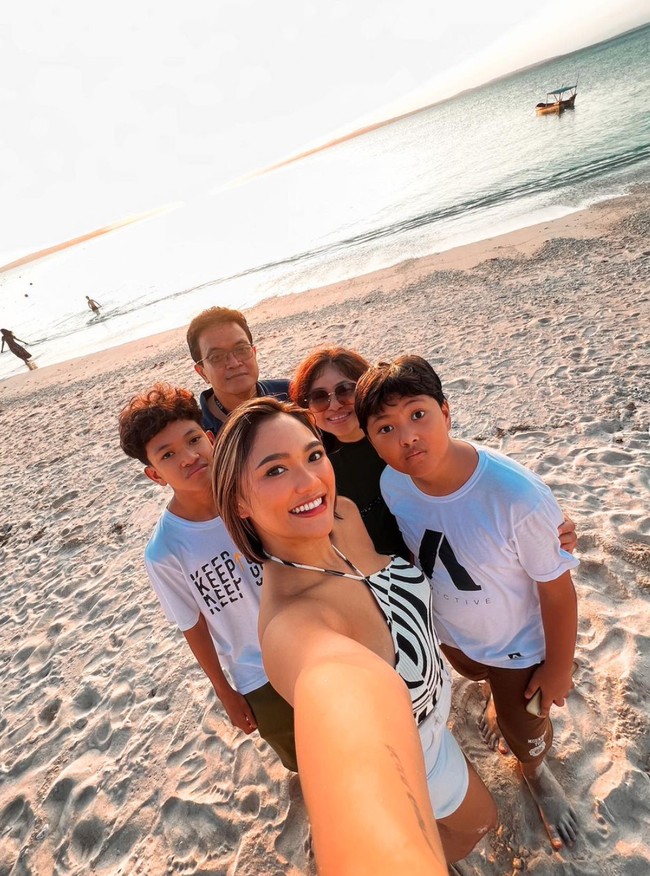 Dalam foto-foto yang dibagikan di akun Instagram pribadinya terlihat Marion pulang ke Kupang bersama keluarganya. Mereka pun tampak kompak berpose bersama. Foto: Instagram/@lalamarionmj