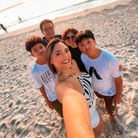 Dalam foto-foto yang dibagikan di akun Instagram pribadinya terlihat Marion pulang ke Kupang bersama keluarganya. Mereka pun tampak kompak berpose bersama. Foto: Instagram/@lalamarionmj