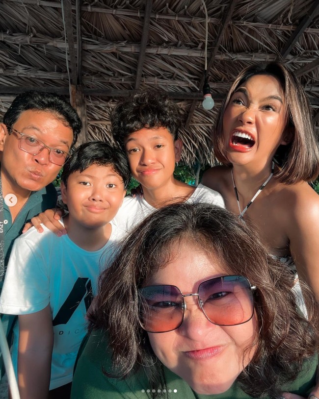 Wanita yang akrab disapa Lala itu juga tampak memamerkan ekspresi wajahnya yang kocak ketika berpose bersama keluarganya. Bagaimana menurutmu, tetap cantik bukan? Foto: Instagram/@lalamarionmj