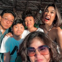 Wanita yang akrab disapa Lala itu juga tampak memamerkan ekspresi wajahnya yang kocak ketika berpose bersama keluarganya. Bagaimana menurutmu, tetap cantik bukan? Foto: Instagram/@lalamarionmj