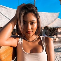 Nama Marion Jola pastinya sudah tak asing didengar. Penyanyi muda tersebut memang dikenal akan suara merdu dan juga penampilannya yang menawan.  Foto: Instagram/@lalamarionmj