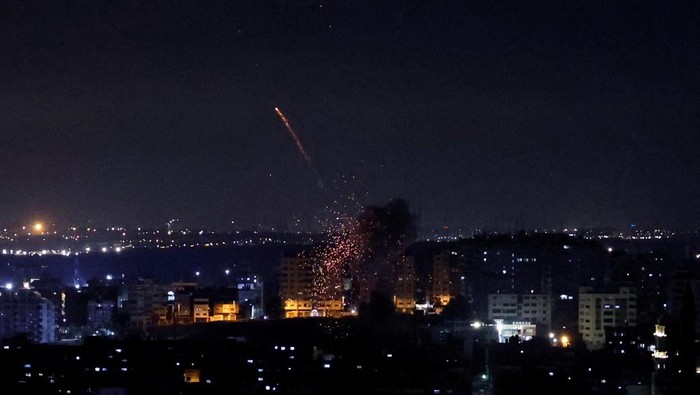 Memanas, Israel Kembali Gempur Jalur Gaza An explosion and smoke rising are seen as Israel strikes Gaza May 2, 2023. REUTERS/Mohammed Salem