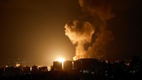 Roket Israel menghantam sebuah gedung dan menyebabkan kebakaran.