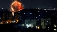 Tentara Israel menyatakan bahwa mereka melancarkan serangan udara pada Selasa (2/5) malam sebagai balasan atas tiga roket yang ditembakkan dari Jalur Gaza sebelumnya.