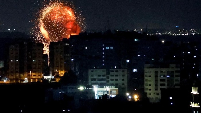 Memanas, Israel Kembali Gempur Jalur Gaza An explosion and smoke rising are seen as Israel strikes Gaza May 2, 2023. REUTERS/Mohammed Salem