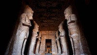 Kuil Abu Simbel terdiri dari dua bangunan. Kuil yang lebih besar dikenal dengan nama Ramses II. Kuil ini dibangun untuk menghormati Firaun Ramses II dan Dewa Ra-Harakhty, Amun, dan Ptah. Kuil ini dibangun dengan sangat cermat, sehingga pada hari-hari tertentu, sinar matahari akan masuk ke dalam celah kuil dan menyinari patung-patung yang ada di dalam kuil utama.