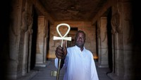 Penjaga kuil Mesir Abd El-Sayed memegang Kunci kuil untuk menguncinya setelah akhir kunjungan ke reruntuhan kuil dari kuil Abu Simbel yang berusia 3200 tahun, di hulu Sungai Nil di Aswan, Mesir, 1 Mei 2023.