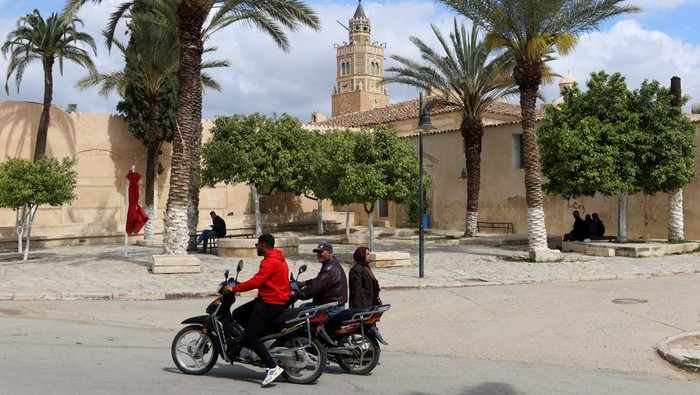 Mengunjungi Masjid Agung Tunisia, Tempat Jam Kuno Bergerak Terbalik A person sits in the Great Mosque of Testour, in the Tunisian town of Testour, Tunisia April 14, 2023. REUTERS/Jihed Abidellaoui