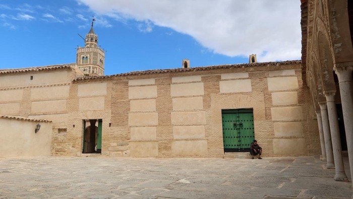 Mengunjungi Masjid Agung Tunisia, Tempat Jam Kuno Bergerak Terbalik A person sits in the Great Mosque of Testour, in the Tunisian town of Testour, Tunisia April 14, 2023. REUTERS/Jihed Abidellaoui