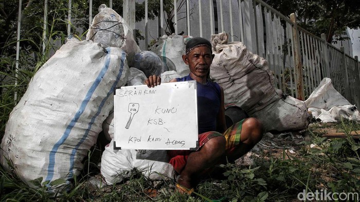 Menyentuh Hati, Ini Ungkapan Warga Kampung Bayam Menagih Janji Sejumlah warga korban penggusuran Kampung Bayam berpose dengan tulisan di depan Jakarta International Stadium, Papanggo, Jakarta Utara, Rabu (3/5/2023).