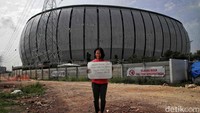 Ribka selaku wakil koordinator komunitas Warga Kampung Susun Bayam mengaku telah diberikan SK (surat keputusan) untuk segera menempati Kampung Susun Bayam sejak 2022.