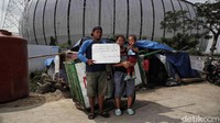 Deden bersama istri dan anaknya menginginkan agar tarif sewa Kampung Susun Bayam sesuai dengan kemampuan warga.