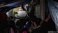 Agus yang berprofesi tukang ojek ini menceritakan bahwa salah satu faktor utama warga Kampung Bayam belum bisa masuk ke Kampung Susun Bayam adalah harga sewa yang dinilai terlalu mahal.