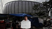 Tuti (36) asal Brebes yang memiliki 2 anak mengaku ingin segera pindah ke Kampung Susun Bayam yang dijanjikan itu. Saat ini eks warga Kampung Bayam itu masih tinggal di tenda darurat bersama yang lainnya.