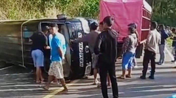 Mobil bawa 11 guru kecelakaan di Boalemo, Gorontalo.