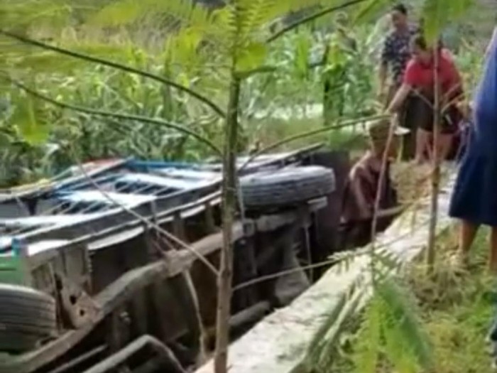 Mobil odong-odong terguling di Bukit Serut, Kabupaten Blora, Rabu (3/5/2023) sore.