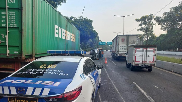 Mobil Terguling di Km 20 Tol Sedyatmo, Lalin ke Bandara Setta Macet