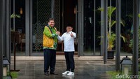 Airlangga tampak mengenakan kemeja batik hijau dan jaket kuning. Sedangkan, Cak Imin mengenakan kemeja putih dan peci hitam. 
