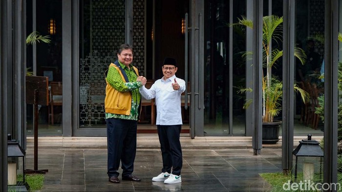 Momen Kompak Airlangga-Cak Imin Bahas Koalisi Besar Ketum Golkar Airlangga Hartarto dan Ketum PKB Muhaimin Iskandar (Cak Imin) bertemu membahas koalisi besar. Keduanya bertemu sehari usai diundang Presiden Jokowi di Istana.