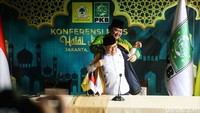 Dalam konferensi pers, Airlangga memakaikan jaket kuning kepada Cak Imin. 