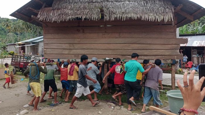Momen rumah dipindahkan usai penghuni diusir gegara perkara pilkades.