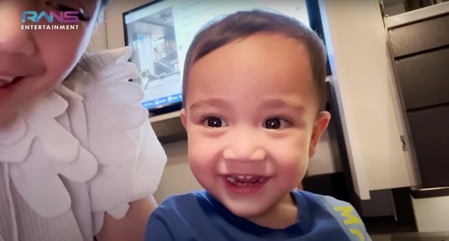 Karena tak ada yang membantunya untuk merekam, Nagita pun tampak sedikit kesulitan mengambil videonya sendiri. Terlihat ia yang sedang menemani sang anak bermain setelah sampai di hotel di Singapura. Foto: YouTube/Rans Entertainment