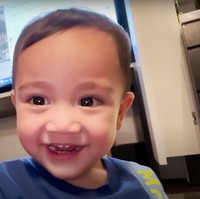 Karena tak ada yang membantunya untuk merekam, Nagita pun tampak sedikit kesulitan mengambil videonya sendiri. Terlihat ia yang sedang menemani sang anak bermain setelah sampai di hotel di Singapura. Foto: YouTube/Rans Entertainment