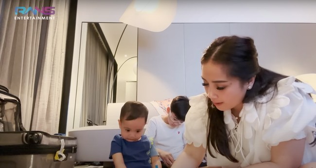 Nagita juga tampak mengajari Rayyanza sambil bermain. Sementara Rafathar tampak sibuk dengan barang yang dipegangnya. Foto: YouTube/Rans Entertainment