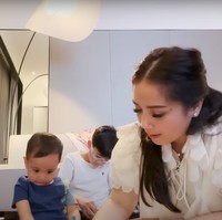 Nagita juga tampak mengajari Rayyanza sambil bermain. Sementara Rafathar tampak sibuk dengan barang yang dipegangnya. Foto: YouTube/Rans Entertainment