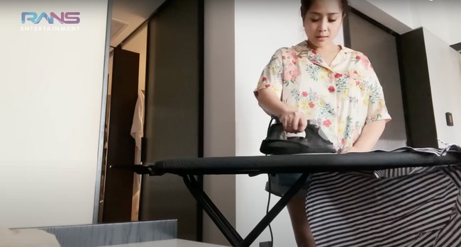 Masih menggunakan baju tidur, Nagita tampak menyetrika pakaian-pakaiannya sendiri. Tak hanya satu, terdapat beberapa pakaian yang ia setrika. Foto: YouTube/Rans Entertainment