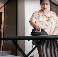 Masih menggunakan baju tidur, Nagita tampak menyetrika pakaian-pakaiannya sendiri. Tak hanya satu, terdapat beberapa pakaian yang ia setrika. Foto: YouTube/Rans Entertainment