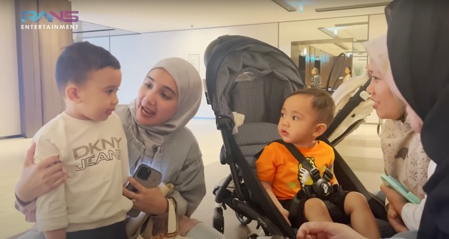 Ketika berada di Singapura Nagita bersama kedua anaknya dan sus Rini tampak bertemu dengan Zaskia Sungkar dan keluarganya. Zaskia dan Irwansyah juga tampak mengajak sang anak, Ukkasya. Foto: YouTube/Rans Entertainment
