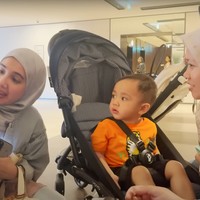 Ketika berada di Singapura Nagita bersama kedua anaknya dan sus Rini tampak bertemu dengan Zaskia Sungkar dan keluarganya. Zaskia dan Irwansyah juga tampak mengajak sang anak, Ukkasya. Foto: YouTube/Rans Entertainment