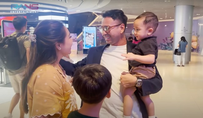 Setelah beberapa hari menghabiskan waktu hanya bersama kedua anak dan sus Rini, Raffi Ahmad pun akhirnya menyusul keluarganya ke Singapura. Rafathar dan Rayyanza langsung terlihat bahagia melihat Raffi akhirnya datang. Foto: YouTube/Rans Entertainment