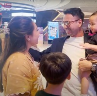 Setelah beberapa hari menghabiskan waktu hanya bersama kedua anak dan sus Rini, Raffi Ahmad pun akhirnya menyusul keluarganya ke Singapura. Rafathar dan Rayyanza langsung terlihat bahagia melihat Raffi akhirnya datang. Foto: YouTube/Rans Entertainment