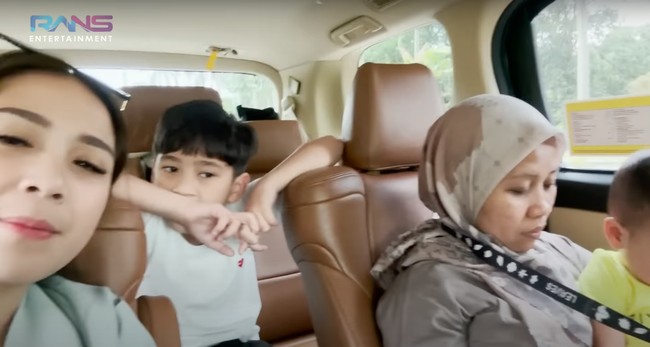Biasa mengajak para asistennya untuk berlibur bersama, kali ini Nagita tampak hanya pergi berempat bersama anak dan seorang asistennya, suster Rini. Nagita mengaku hal itu dikarenakan para asistennya yang lain belum kembali usai libur Lebaran. Foto: YouTube/Rans Entertainment