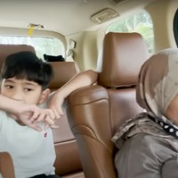 Biasa mengajak para asistennya untuk berlibur bersama, kali ini Nagita tampak hanya pergi berempat bersama anak dan seorang asistennya, suster Rini. Nagita mengaku hal itu dikarenakan para asistennya yang lain belum kembali usai libur Lebaran. Foto: YouTube/Rans Entertainment