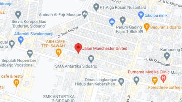 Di Kecamatan Buduran Kabupaten Sidoarjo ada sederet jalan yang namanya mirip klub-klub sepakola terkenal di dunia. Mulai Jalan Manchester United hingga Real Madrid.