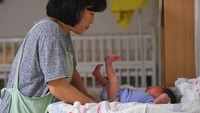 Tingkat kelahiran Korea Selatan mencapai rekor terendah baru tahun lalu, dengan rata-rata hanya 0,78 bayi diharapkan per wanita, turun lebih jauh dari rekor sebelumnya 0,81 pada tahun 2021, sementara Presiden Korea Yoon Suk Yeol menyerukan langkah berani untuk menyelesaikan masalah tersebut. di bulan Maret. AFP via Getty Images/AFP Contributor