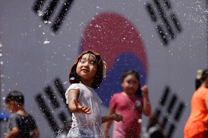Korea Selatan menjadi negara termahal di dunia untuk membesarkan anak. Hal ini meningkatkan kekhawatiran tentang penurunan angka kelahiran di negara tersebut di tengah krisis demografi.