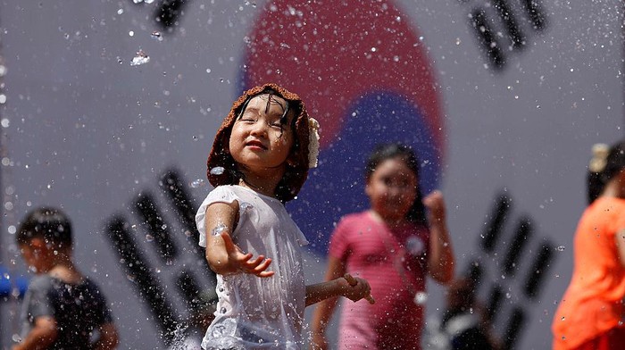 Korea Selatan menjadi negara termahal di dunia untuk membesarkan anak. Hal ini meningkatkan kekhawatiran tentang penurunan angka kelahiran di negara tersebut di tengah krisis demografi.