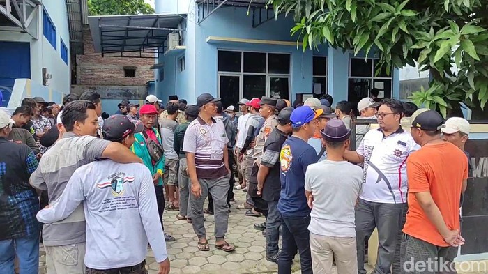 Nelayan di Kota Tegal menggeruduk kantor Satker PSDKP, Rabu (3/5/2023).