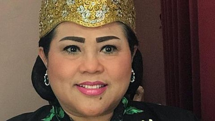 nunung pakai mahkota