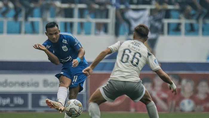 Oktafianus Fernando (biru) saat membela PSIS Semarang di ajang Liga 1 2022/2023.