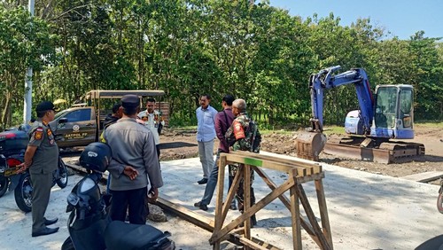 Petugas Satpol PP Jembrana saat memantau pembangunan pabrik di Banjar Anyar, Desa Tegal Badeng Barat, Kecamatan Negara, Kabupaten Jembrana, Rabu (3/5/2023).